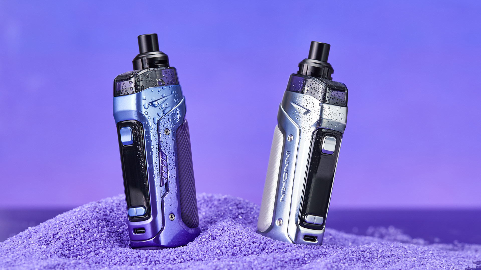 Zwei Innokin Coolfire PZPulse Vape Pods auf einer lila Oberfläche