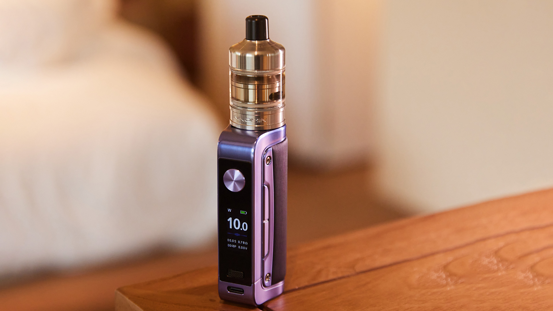 Innokin Coolfire Z80 Nex nachfüllbares Verdampfergerät mit 10,0 Watt auf einer Holzoberfläche.