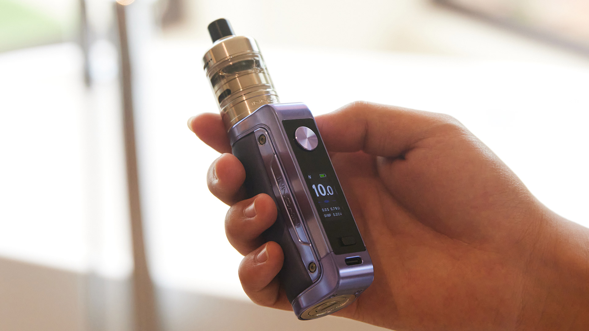 Innokin Coolfire Z80 Nex Vape-Gerät in der Hand gehalten