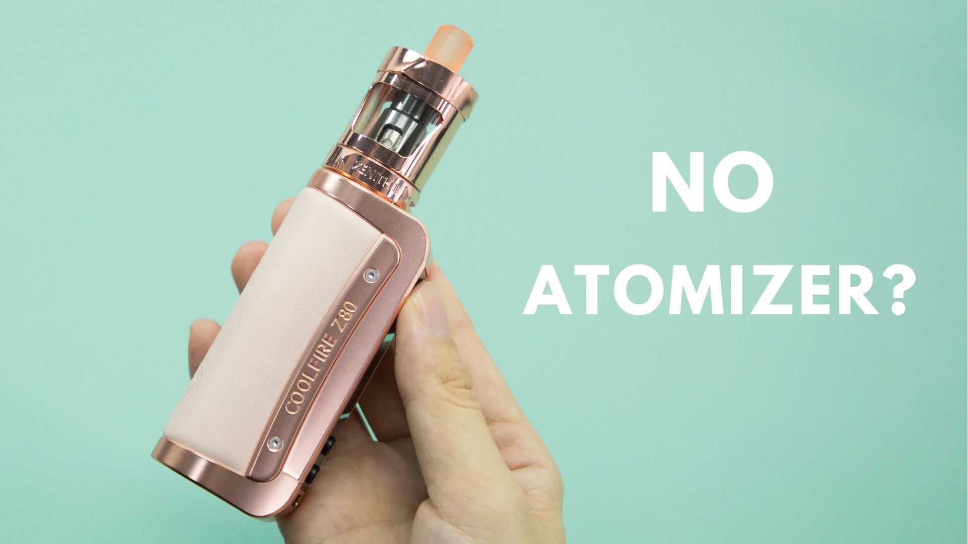Eine Nahaufnahme einer Hand, die ein COOLFIRE Z80 Vaping-Gerät mit einem Tank hält, zeigt die Meldung "NO ATOMIZER?" auf einem hellgrünen Hintergrund, was die Notwendigkeit unterstreicht, die Ursache des Fehlers "No Atomizer" zu identifizieren.