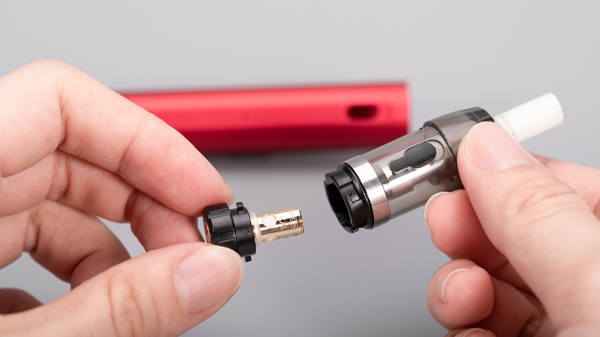 Erfahren Sie, wie Sie eine Spule in einem Pod-System einfach wechseln können. Folgen Sie diesen Schritten: Entfernen Sie den Pod und drehen Sie ihn um, nehmen Sie die Basis ab, ersetzen Sie die Spule und setzen Sie sie mit E-Liquid wieder zusammen.