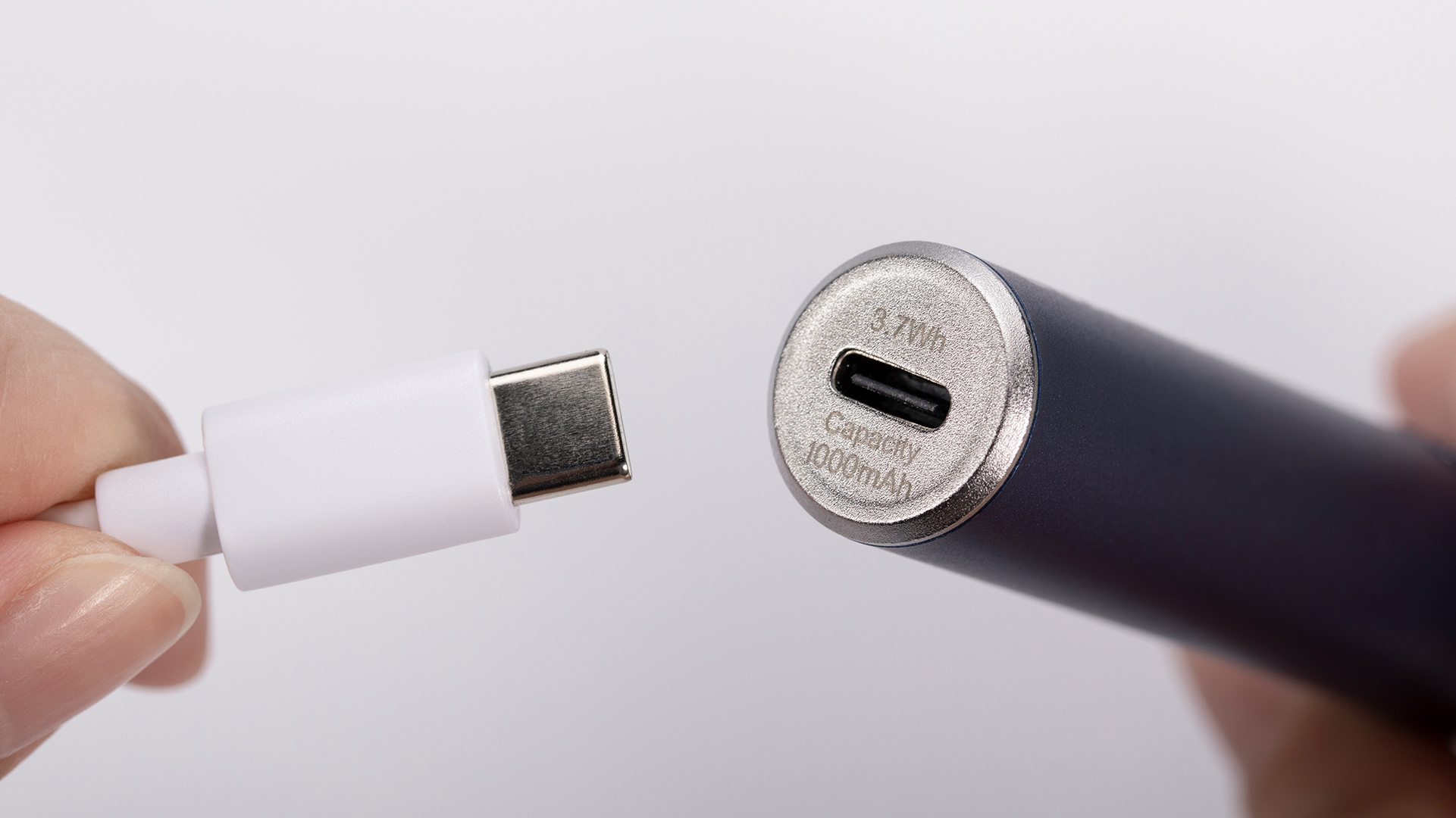 Anschließen eines USB-Kabels an einen Vape Pen, wobei auf die richtige Ladetechnik geachtet wird.