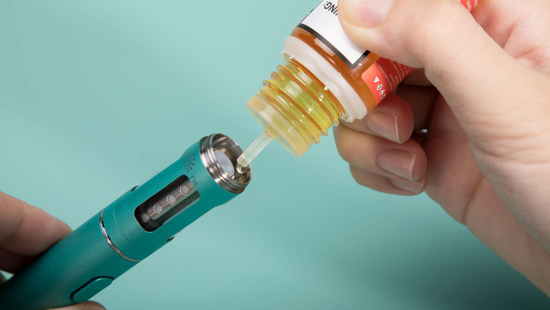Befüllen Sie den Innokin Endura T18X Tank, indem Sie den Deckel abdrehen und E-Liquid in den äußeren Tank einfüllen.
