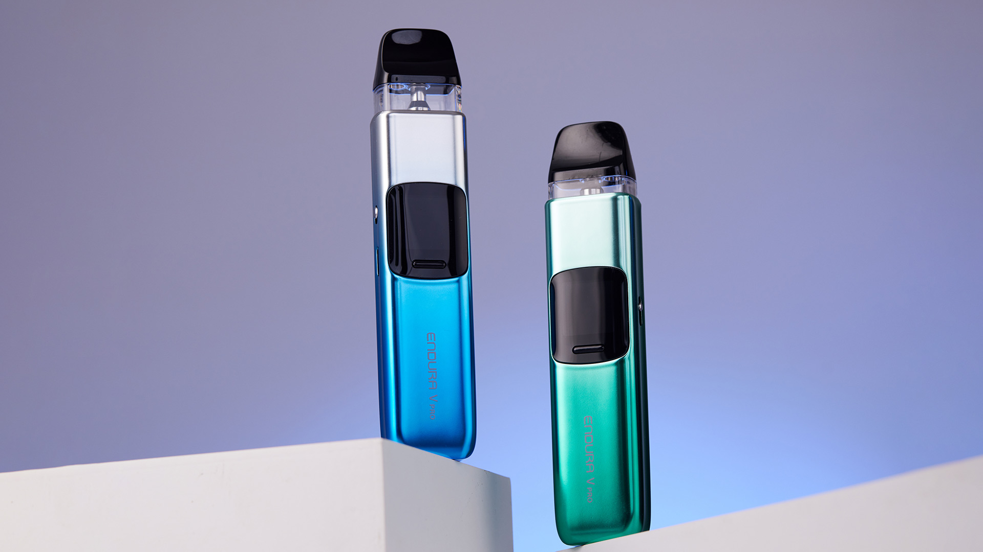 Blaue und grüne Innokin Endura V Pro Vape Pods aufrecht stehend