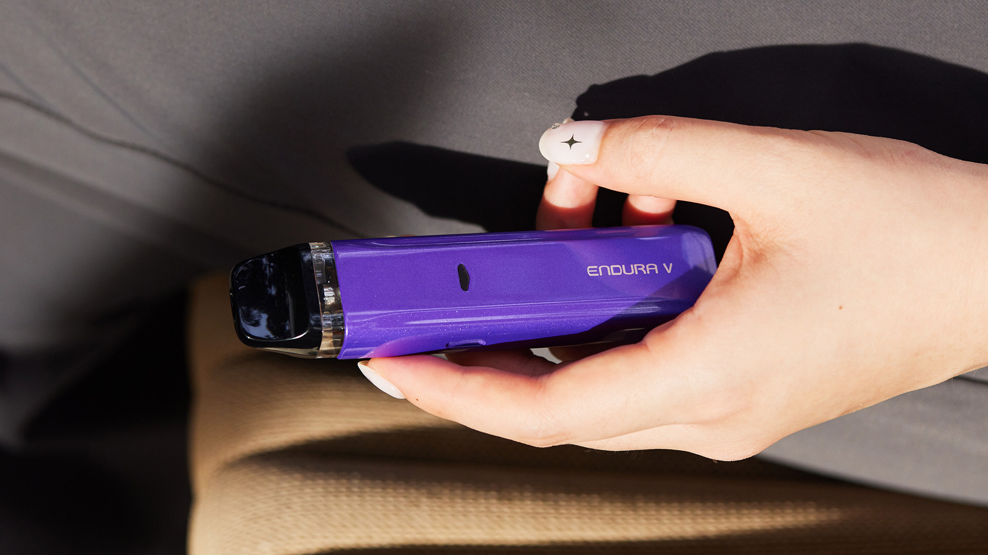 Person mit einem Vape-Gerät, Endura V