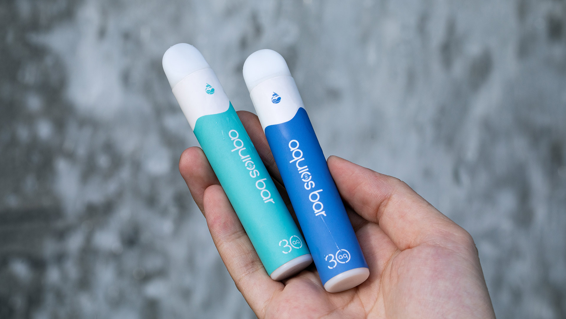Zwei Einweg-Vape-Pens in der Hand, die das Design und die Funktionalität von Einweg-Vapes demonstrieren.