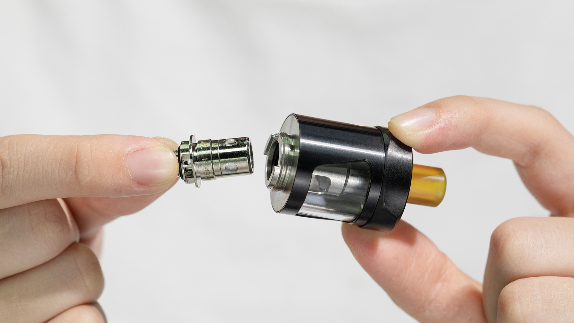 Vape-Tank und Coil-Baugruppe, die veranschaulicht, wie die Komponenten bei der Dampferzeugung zusammenwirken.