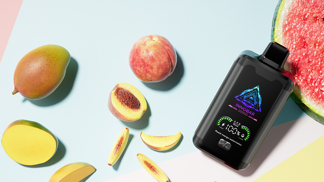Schwarzes Einweg-Vape-Gerät mit einem intelligenten Bildschirm und Wassermelonen-Pfirsich-Geschmack, das die intelligenten Bildschirmfunktionen moderner Einweg-Vapes veranschaulicht.
