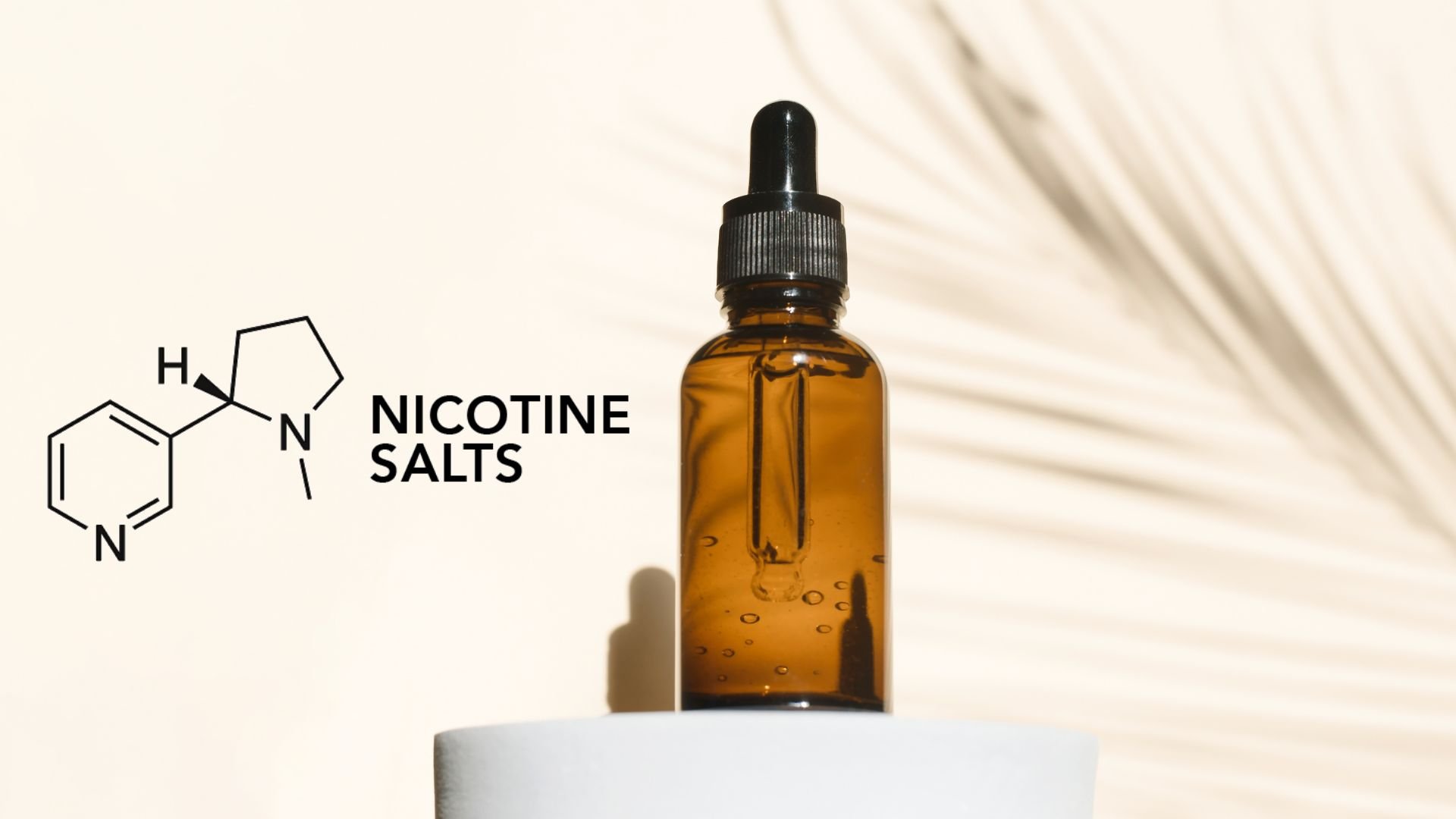 Eine braune Tropfflasche mit Vape-Saft auf einem weißen Ständer mit dem Text "Nicotine Salts" und einer Molekularstruktur daneben.