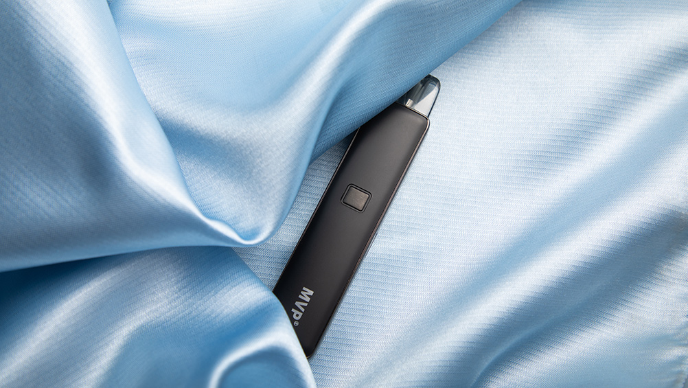Bild, das die Innokin MVP zeigt, teilweise eingebettet in einen weichen hellblauen Stoff.