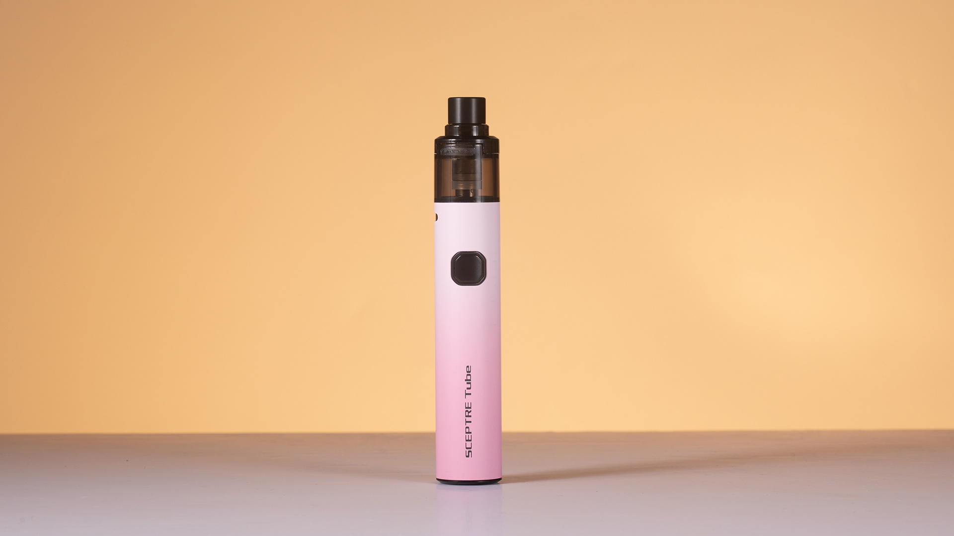 Aufrecht stehender Vape Pen, der bei grünem Licht Ladeprobleme anspricht.