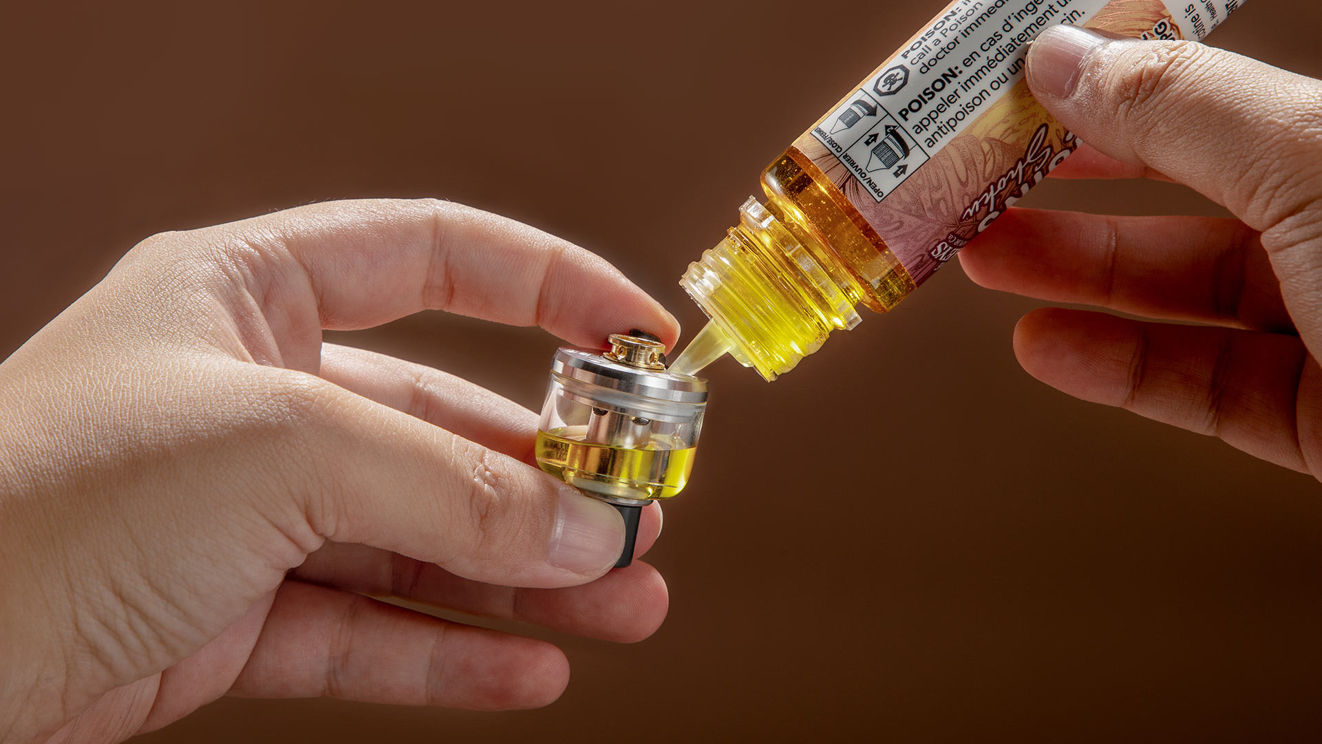 Um einen Pod-basierten Vape Pen zu befüllen, nehmen Sie den Pod heraus, fügen Sie E-Liquid durch die Füllöffnung hinzu und setzen Sie den Pod sicher wieder ein.