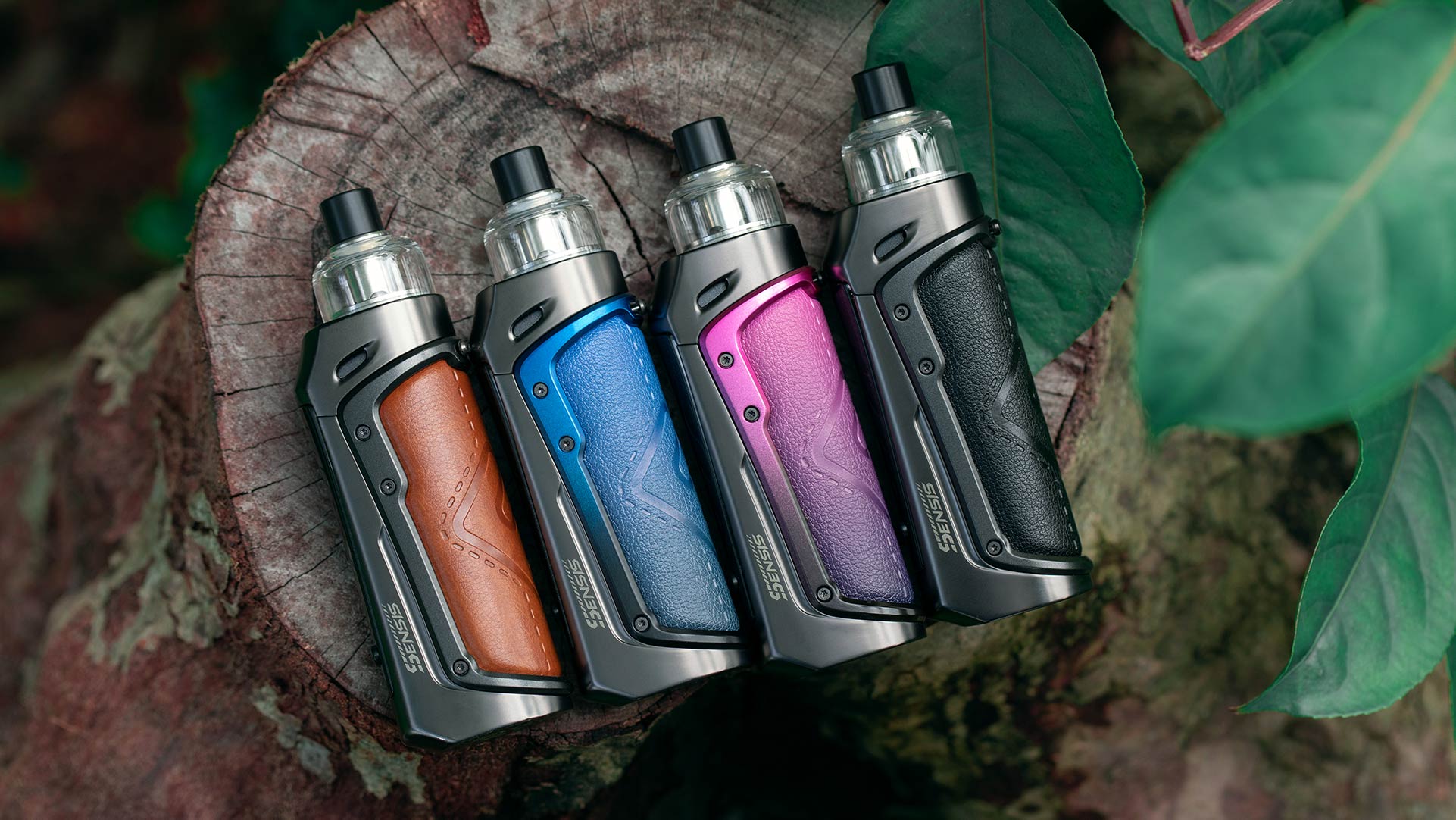 Das Bild zeigt eine Sammlung elektronischer Zigaretten Sensis in verschiedenen Farben - braun, blau, rosa und schwarz - auf einem Baumstumpf arrangiert. Im Hintergrund sind grüne Blätter zu sehen, die der Szene einen Hauch von Natur verleihen.
