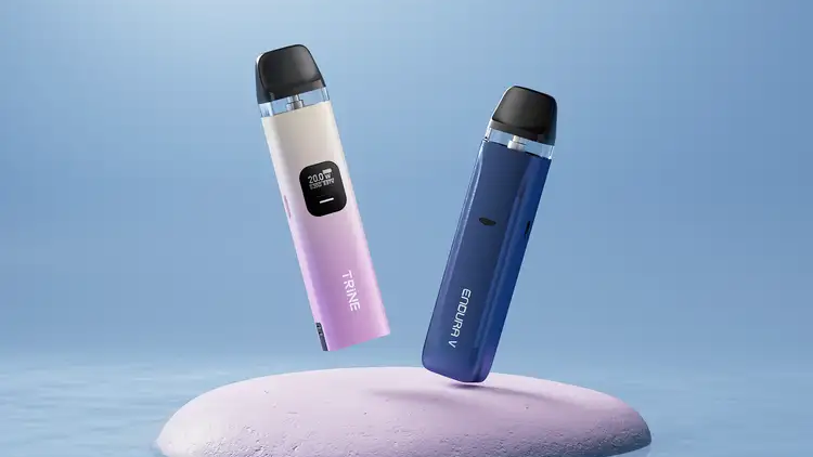 Zwei Vape-Geräte, eines davon mit einem Feuerknopf, auf einer schwimmenden Plattform.