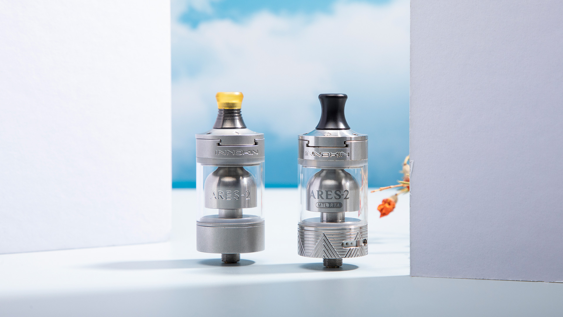 Zwei beliebte rebuildable Zerstäuber, darunter der Innokin Ares II und der Innokin Ares II LE.