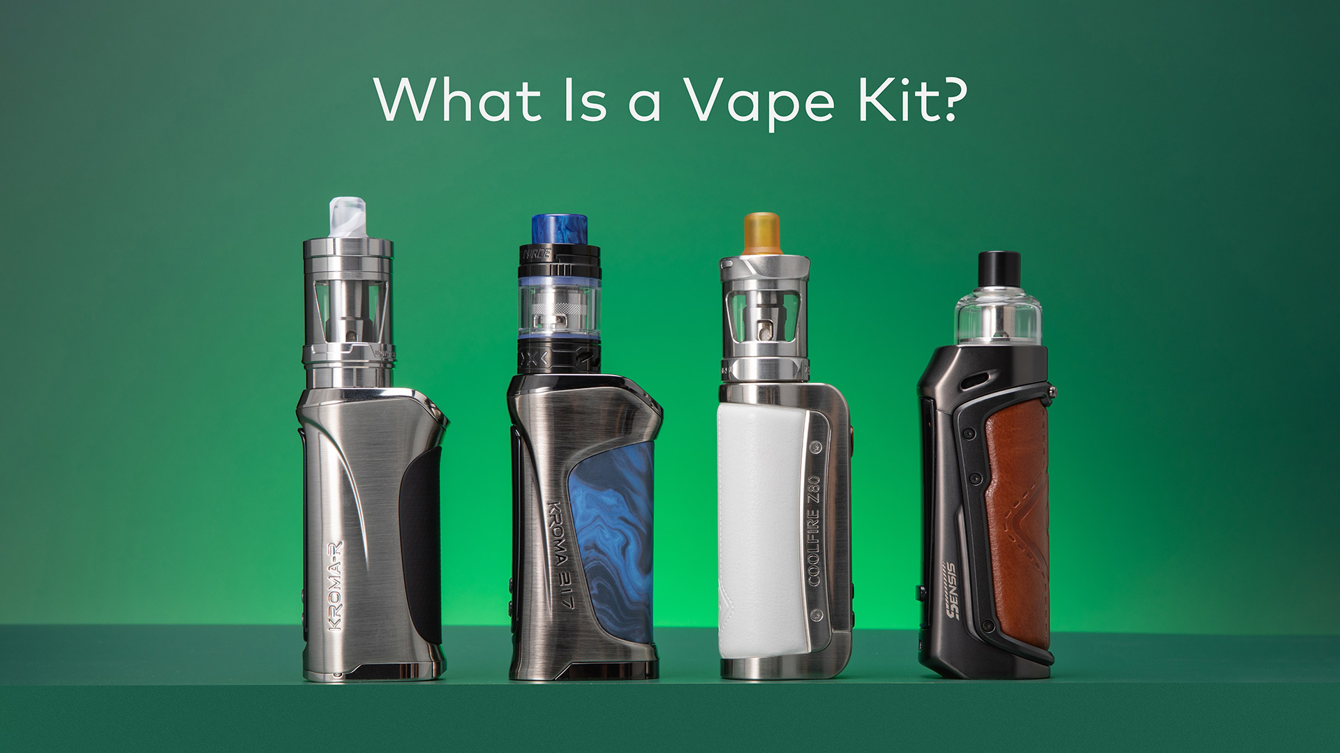 Das Bild zeigt vier Vape-Kits, die jeweils aus einem Mod und einem angeschlossenen Tank bestehen und vor einem grünen Hintergrund dargestellt sind. Die Mods weisen verschiedene Designs und Farben auf, während die Tanks klar sind und die internen Komponenten zeigen.