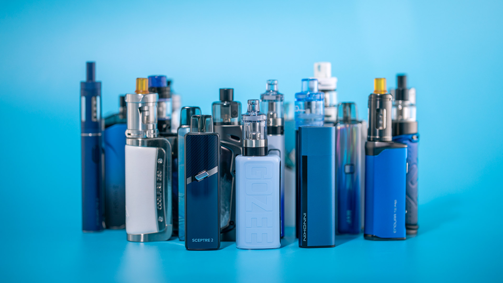 Eine Sammlung von verschiedenen blauen INNOKIN Vape-Kits vor einem hellblauen Hintergrund.