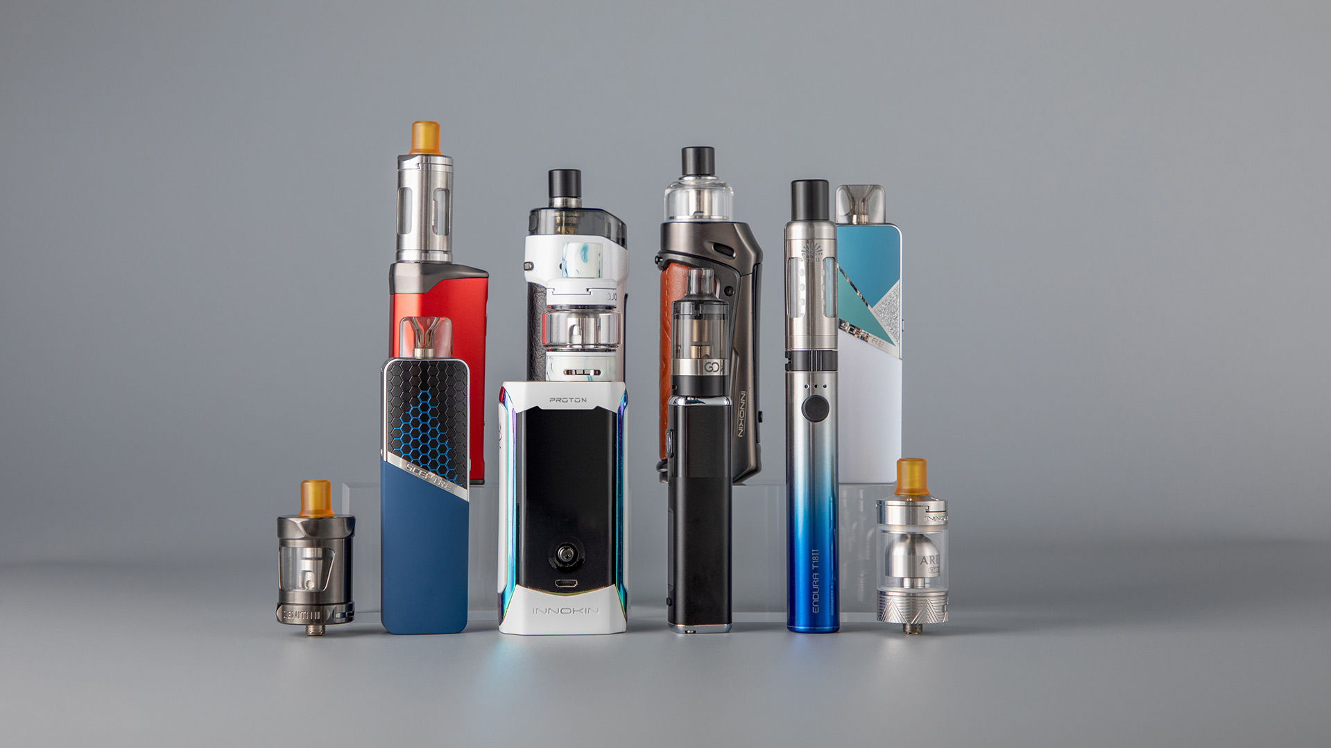 Sammlung von verschiedenen Vape-Geräten.