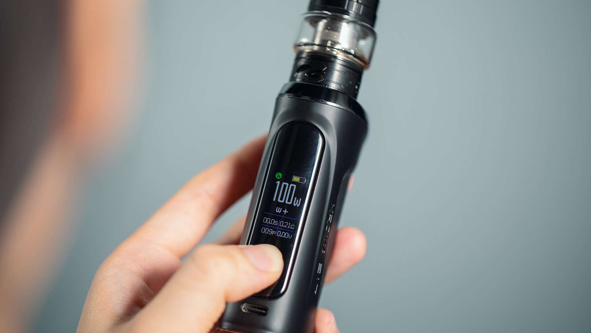 Versuchen Sie, die Wattzahl Ihres Vapes zu verringern, wenn Sie beim Dampfen einen intensiven Kehlkopfschlag spüren.