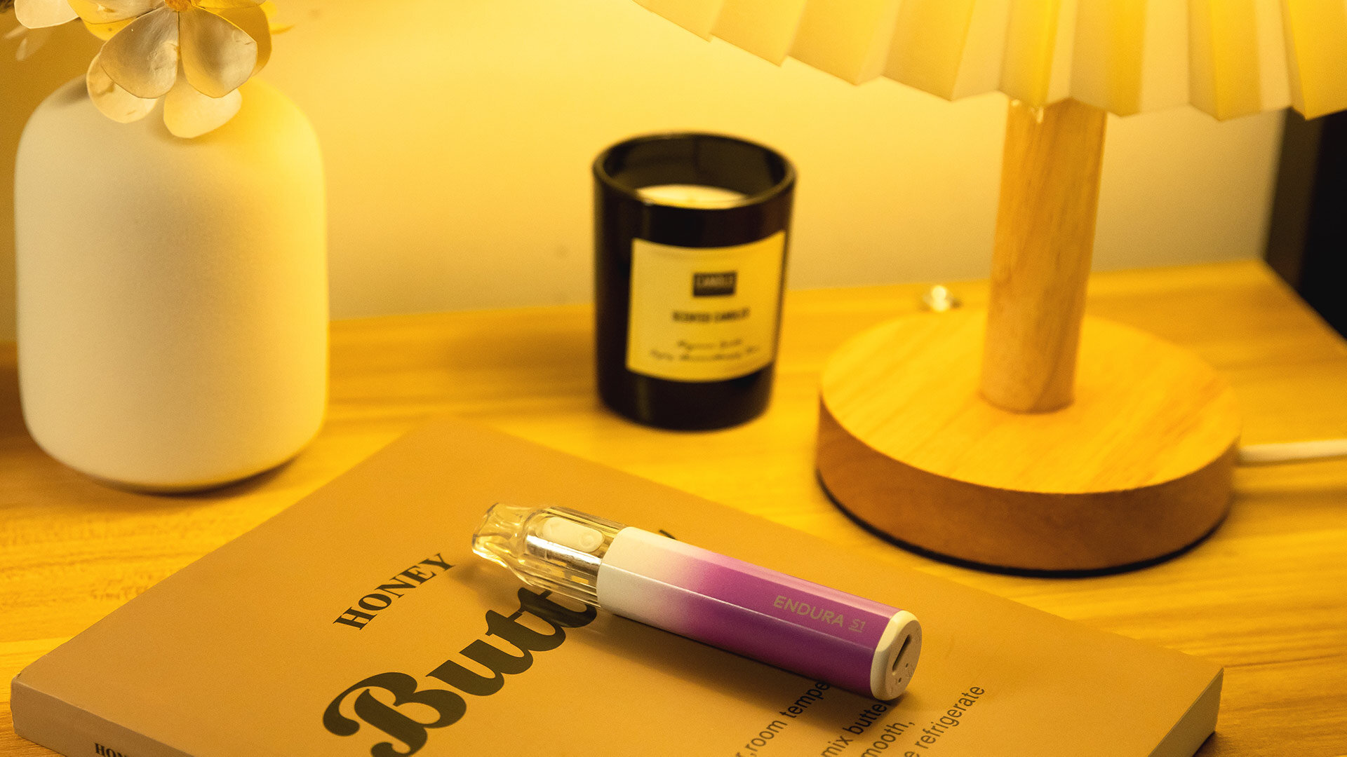 Die wiederbefüllbaren Pods Innokin Trine und Innokin Endura V schweben über einem glatten Stein, der mit rosa Licht beleuchtet wird, vor einem ruhigen hellblauen Hintergrund. Die Szene evoziert eine ruhige, kontemplative Atmosphäre und wirft gleichzeitig die Frage auf: Wie lange hält ein nachfüllbarer Verdampfer?