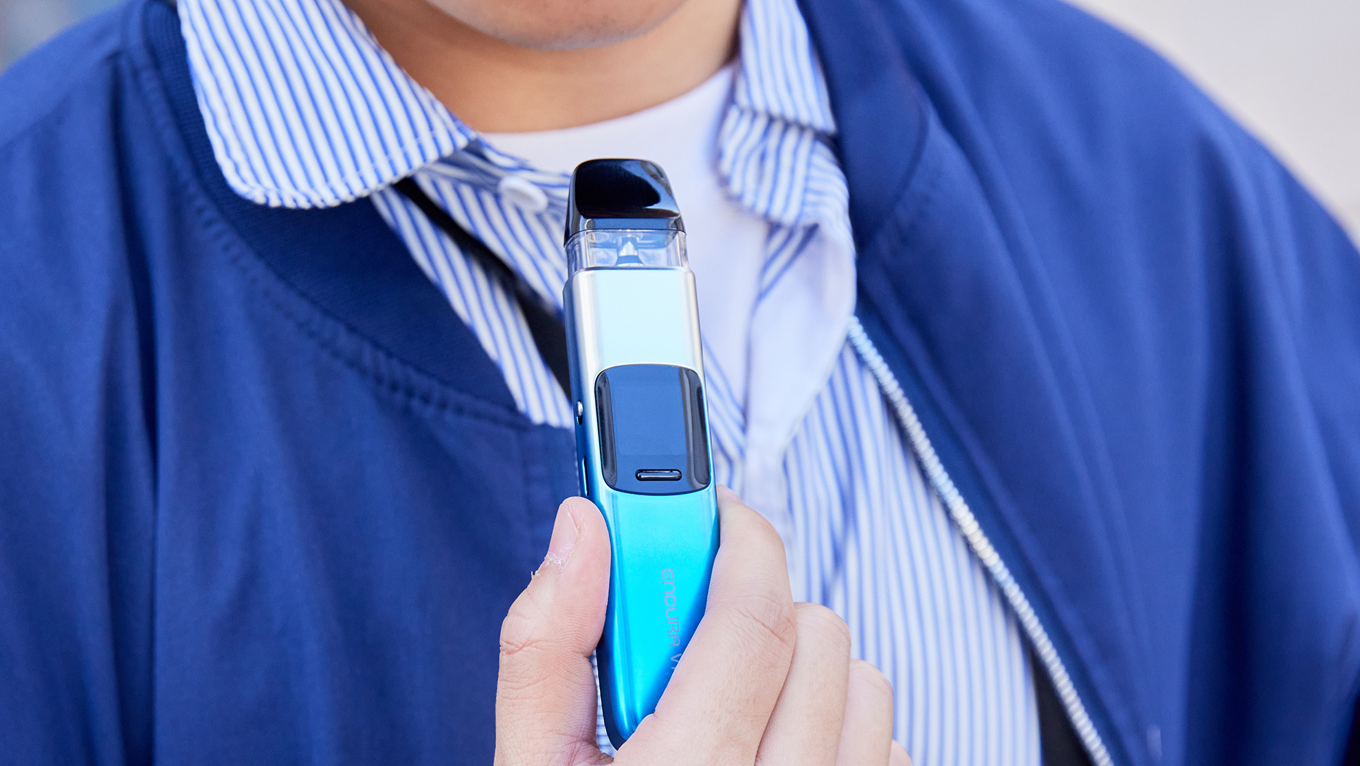 Halten Sie das Endura V Pro Vape-Gerät in der Hand und erfahren Sie, wie Sie E-Zigaretten-Kopfschmerzen vermeiden können