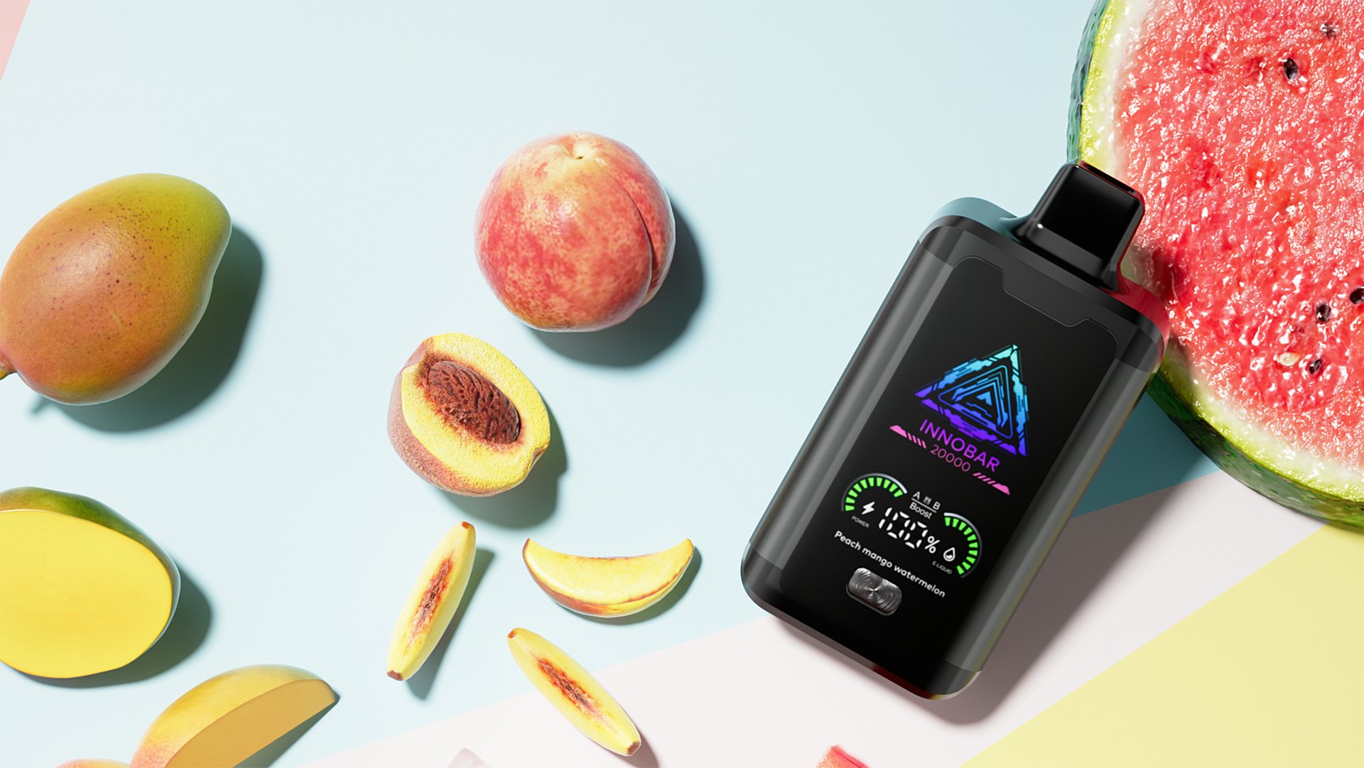 Der INNOBAR 20000 Einwegdampfer sitzt neben aufgeschnittenen Pfirsichen, einer Mango und einer Wassermelone auf einem pastellfarbenen Hintergrund, der die Frage aufwirft, wie lange der Geschmack eines Einwegdampfers anhält, ohne seine Frische zu verlieren, genau wie die lebendigen Früchte, die ihn umgeben.