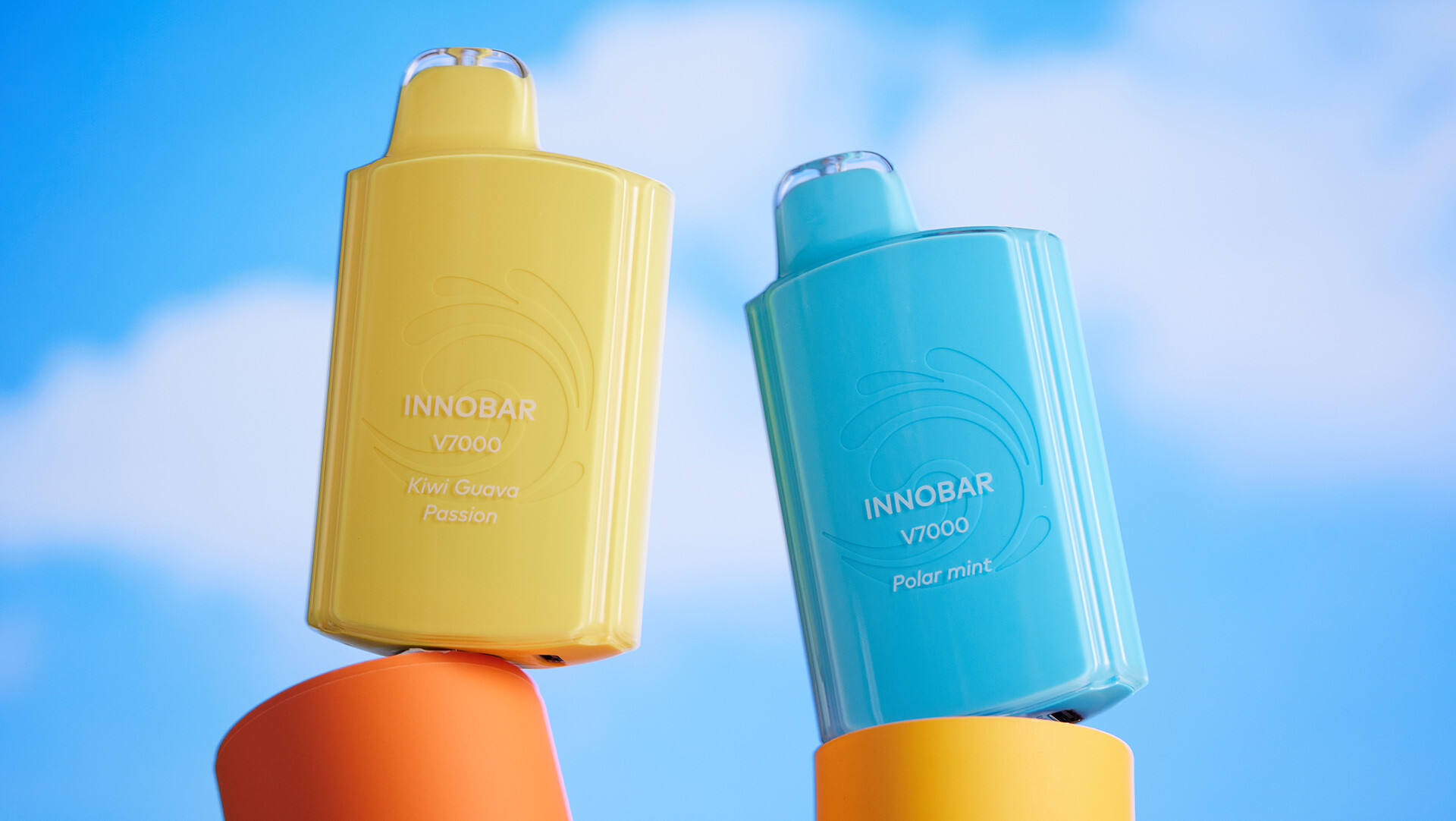 INNOKIN INNOBAR V7000 E-Zigarette auf blauem Hintergrund mit Text, der den Nikotingehalt im Vergleich zu herkömmlichen Zigaretten erklärt.