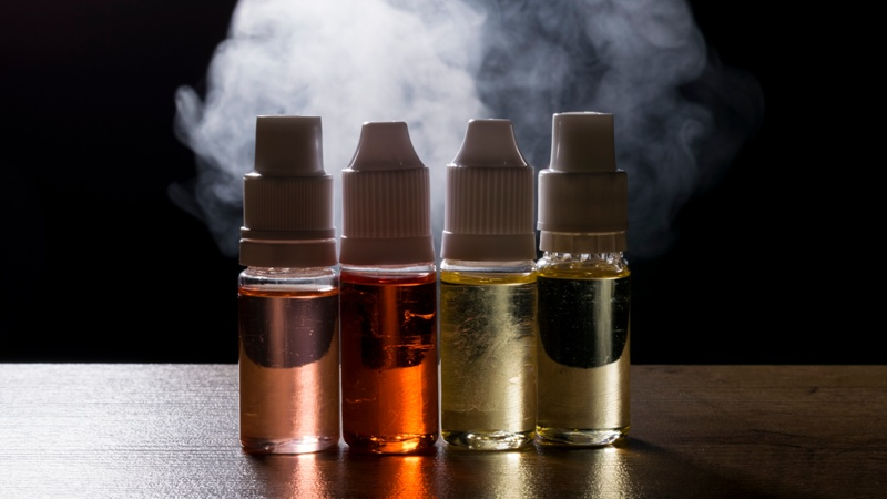 Alte E-Liquid-Flaschen weisen Farbveränderungen auf, die auf abgelaufenen Vape-Saft hinweisen.